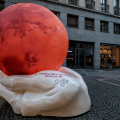 Marte in centro? Un’installazione svela un’avventura cosmica