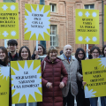 Gustavo Zagrebelsky e l'Assessora Rosanna Purchia con alcuni dei ragazzi del flash mob "Domandare la Pace"