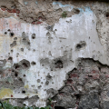 I segni delle fucilate sul muro della Caserma di via Asti