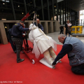 Le delicate fasi della messa in sicurezza della statua di Cavour