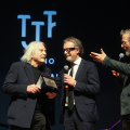 Enrico Rava riceve la Targa Torri Palatine della Città di Torino dall’Assessore ai Grandi Eventi Mimmo Carretta e dal Direttore artistico del Festival Stefano Zenni