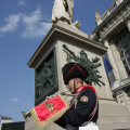 Il momento commemorativo celebrato davanti al monumento all\'Alfiere Sardo