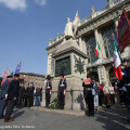 Il momento commemorativo celebrato davanti al monumento all\'Alfiere Sardo