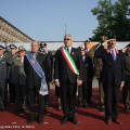 L\'Assessore Alessandro Altamura e le autorità in piedi per l\'Inno Nazionale