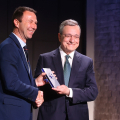 Stefano Corgnati consegna il premio a Mario Draghi