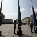 La cerimonia dell\'ammainabandiera