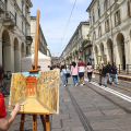 Un’artista ritrae la rinnovata via Po durante la giornata inaugurale
