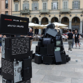 Wasted Dreams - In piazza Bodoni la performance di Greg Goya contro il lavoro minorile e il colonialismo dei rifiuti