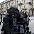 Wasted Dreams - In piazza Bodoni la performance di Greg Goya contro il lavoro minorile e il colonialismo dei rifiuti