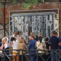 Un momento dell'inaugurazione di Arte in Transito in via Sacchi
