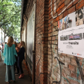 Un momento dell'inaugurazione di Arte in Transito in via Sacchi