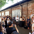 Un momento dell'inaugurazione di Arte in Transito in via Sacchi
