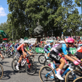 Il passaggio al monumento a Fausto Coppi