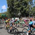 Il passaggio al monumento a Fausto Coppi