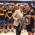 L'Assessore allo Sport Domenico Carretta con Fefè de Giorgi e la Nazionale italiana di Volley