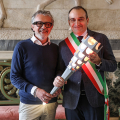 La Fiaccola del Sapere delle Universiadi Torino 2025 donata alla Città