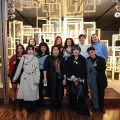 Chiharu Shiota posa con gli studenti dell'Accademia Albertina che hanno contribuito all'allestimento delle opere in mostra
