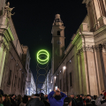 Inaugurata in piazza San Carlo Bouncing the Ball, la nuova Luce d’Artista ispirata al tennis