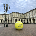 Tornano in città le installazioni ‘Piovono Palline’