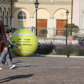 Tornano in città le installazioni ‘Piovono Palline’