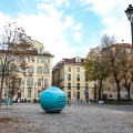 Tornano in città le installazioni ‘Piovono Palline’