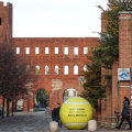 Tornano in città le installazioni ‘Piovono Palline’