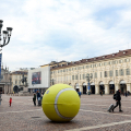 Tornano in città le installazioni ‘Piovono Palline’