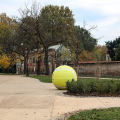 Tornano in città le installazioni ‘Piovono Palline’