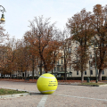Tornano in città le installazioni ‘Piovono Palline’