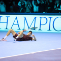 Sinner trionfa alle Finals di Torino: superato Alcaraz 7-6, 7-5 nella finale più attesa