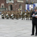 La cerimonia dell\'alzabandiera in piazza Castello