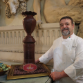 Il Maestro cioccolatiere Silvio Bessone con il trofeo delle Frecciarossa Final Eight 2026 di cioccolato