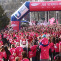 Una marea rosa per la ricerca Just The Woman I Am riempie le strade di Torino