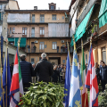 Un momento della cerimonia di scoprimento di una targa dedicata a Gipo Farassino