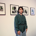 Samaaa Emad posa accanto alle sue opere