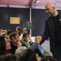 Roberto Saviano saluta il pubblico della Sala Oro