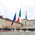 Ottant’anni della Repubblica con l’alzabandiera il via alle celebrazioni