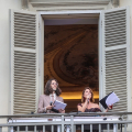 Le esibizioni dai balconi affacciati su piazza Vittorio Veneto durante il Vertical Stage Block Party, uno degli eventi musicali della festa patronale.