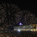 I fuochi d'artificio sul Po hanno chiuso la festa di San Giovanni davanti a quasi 40mila persone riunite in piazza Vittorio Veneto.