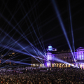 Le esibizioni dai balconi affacciati su piazza Vittorio Veneto durante il Vertical Stage Block Party, uno degli eventi musicali della festa patronale.
