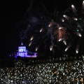 I fuochi d'artificio sul Po hanno chiuso la festa di San Giovanni davanti a quasi 40mila persone riunite in piazza Vittorio Veneto.