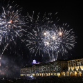 I fuochi d'artificio sul Po hanno chiuso la festa di San Giovanni davanti a quasi 40mila persone riunite in piazza Vittorio Veneto.