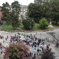La piazzetta della scuola Tommaseo intitolata a Fiorenzo Alfieri