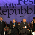 Piero Fassino sul palco con Valerio Cattaneo, Roberto Placido e la presentatrice della serata Benedetta Rinaldi