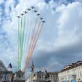 Le frecce tricolori sorvolano piazza San Carlo