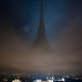 Lo spostamento della mantovana di protezione posta alla base della cupola, effettuato di notte per ragioni di sicurezza, ha generato uno spettacolare gioco d\'ombre sulle nuvole. Il proiettore che illumina la Mole Antonelliana ha proiettato su una nuvola una bellissima immagine della mole con effetto lanterna magica.