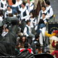 Il monumento al Conte Verde vigila sul corteo