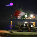 La fiaccolata sul Po con le bandiere Tricolore