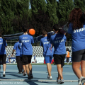 I ragazzi della Fidal portano le aste delle saltatrici