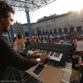 Il tastierista torinese Henoel suona l\'inno del trofeo